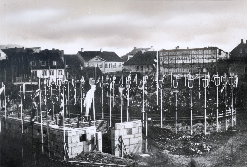 Nedlegging av grunnstenen til Stortingsbygningen 10. oktober 1861. Fotograf ukjent, stortingsarkivet.