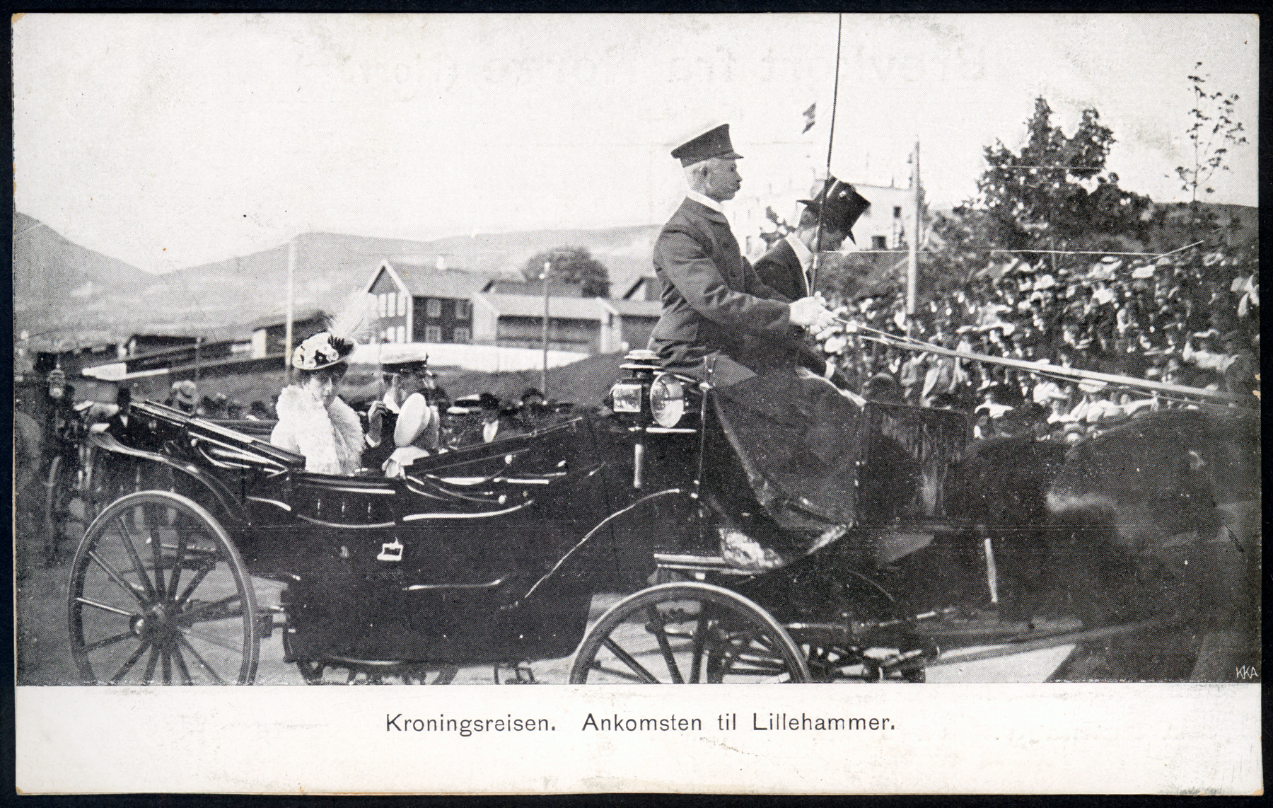 Foto som viser kongefamilien i hest og vogn ved ankomst til Lillehammer under kroningsferden.