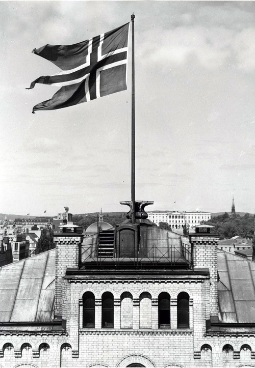 Foto av at Stortinget flagget med det historiske flagget den 7. juni 1955, 50 år etter unionsoppløsningen.