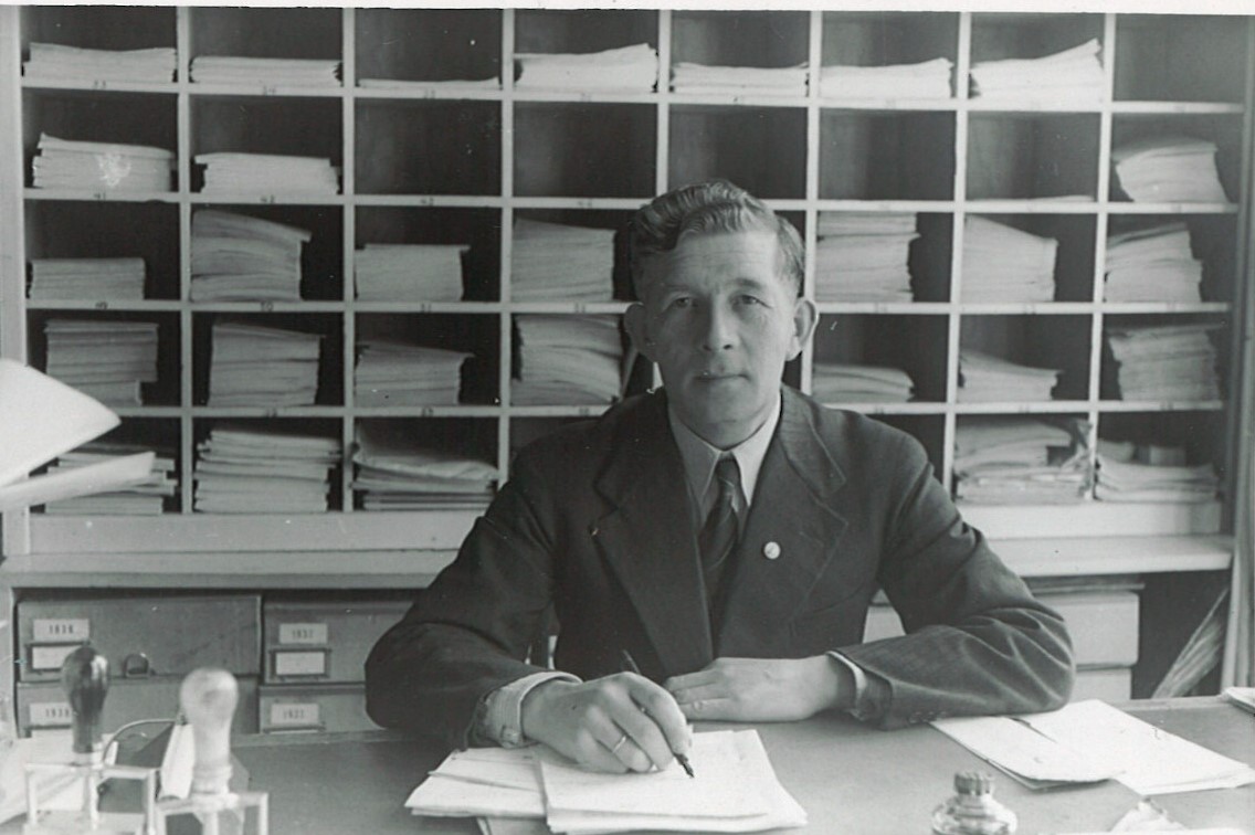 Leif Thorsholt fotografert i stortingsbygningen i 1940.
