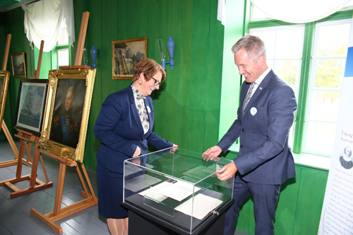 Storting President Tone Wilhelmsen Trøen and Eidsvoll 1814 Director Bård Frydenlund examine documents lent by the Storting Archives for the exhibition. Photo: Eidsvoll 1814.