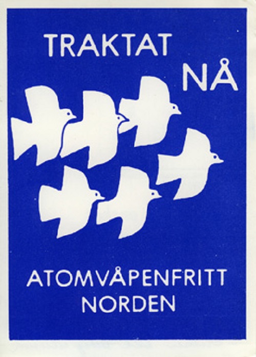 Postkort med krav om Norden som atomvåpenfri sone. Kortet er blått med hvite fredsduer, og teksten "Traktat nå. Atomvåpenfritt Norden"