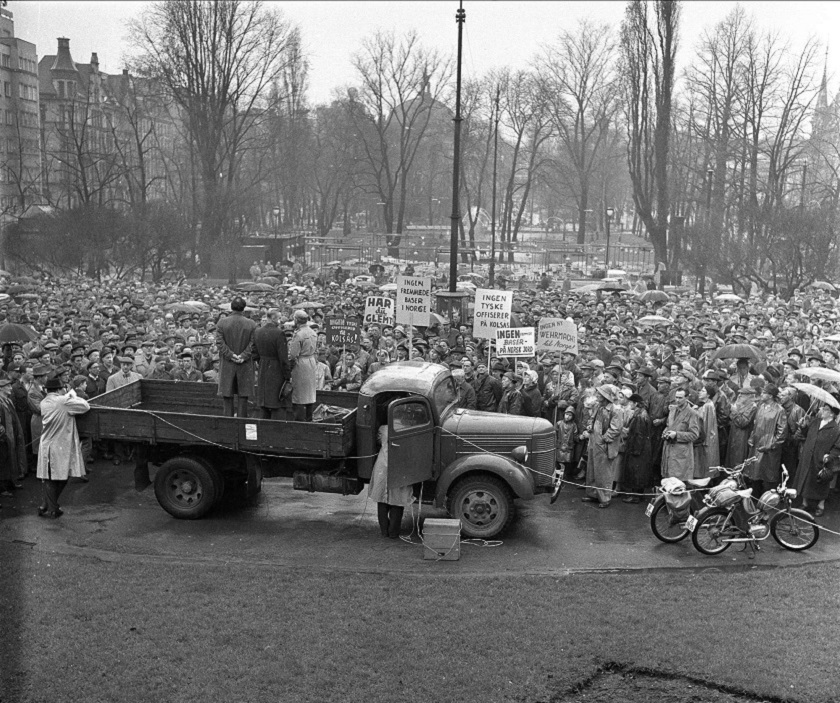 Foto av demonstrasjon foran Stortinget 1959.