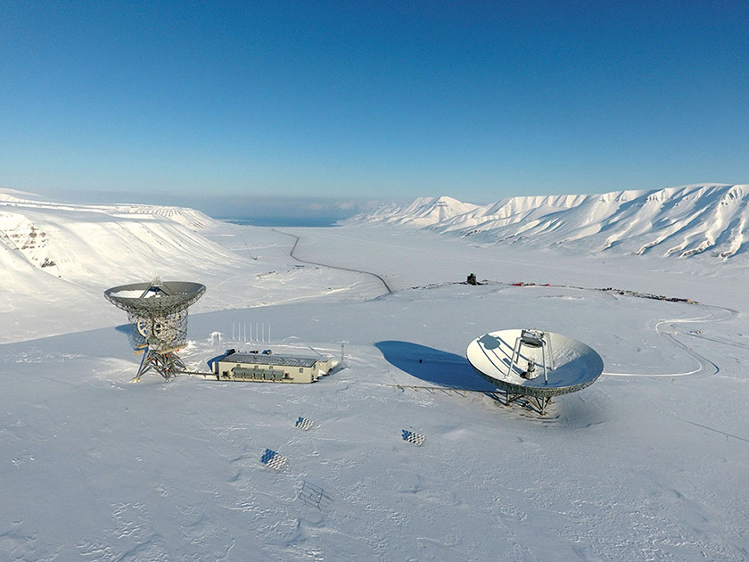 Forskning: ESR, radarstasjon for forskningsformål eid av EISCAT (European Incoherent SCATter) plassert på et fjellplatå på sørsiden av Adventdalen, ca. 10 km sørøst for Longyearbyen. Foto: EISCAT/Craig Heinselman