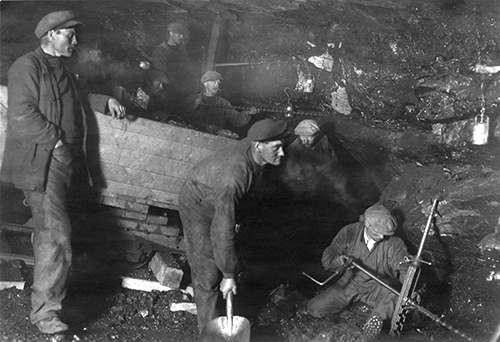 Gruvedrift: Arbeidere i kullgruvene ved Kings Bay Kull Compani AS 1918. Foto: Sigvald Moa/Riksarkivet