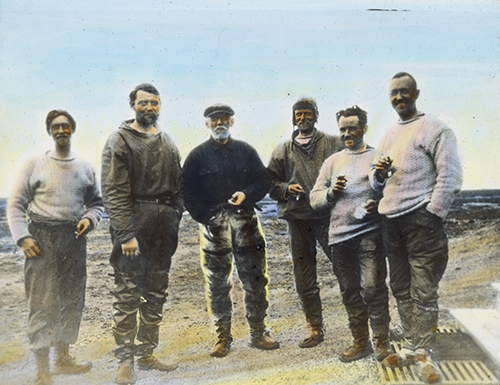 Polarekspedisjon: Gruppeportrett av besetning på sjøflyet N25 fotografert i Ny-Ålesund i 1925. Fra venstre Omdal, Riiser-Larsen, Amundsen, Dietrichson, Feucht, og Ellsworth. Foto: Anders Beer Wilse/Norsk teknisk museum