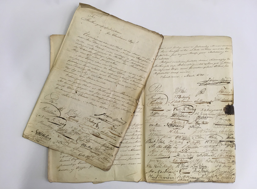 Foto av brevet med underskrifter fra borgere i Christiania til Stortinget, 1830