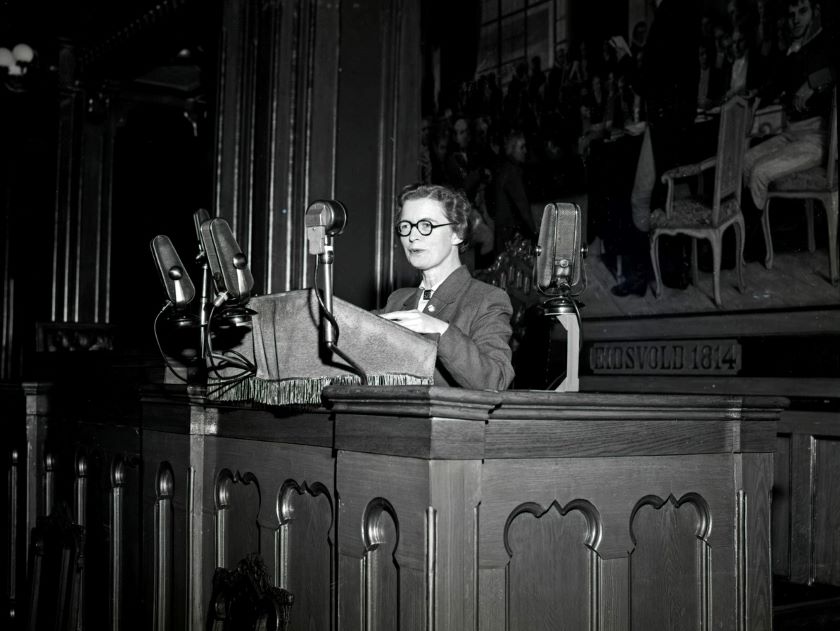 Rakel Seweriin (Ap) taler på Stortinget i april 1953. Foto: Arbeiderbevegelsens arkiv og bibliotek.