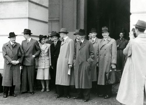 Kirsten Hansteen ble Norges første kvinnelige statsråd i 1945. Her avbildet på slottsplassen sammen med Einar Gerhardsens første regjering, samlingsregjeringen, som satt fra 25. juni til 5. november 1945. Foto: Arbeiderbevegelsens arkiv og bibliotek.
