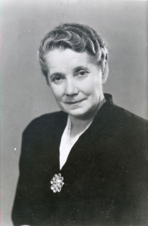 Klara Skoglund arbeidet i mange år ved Askim Gummivarefabrikk før hun ble innvalgt på Stortinget i 1945. Foto: Stortinget.