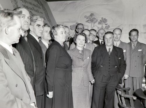 Stortingets sosialkomite (1950-1953) på besøk til Hamar Kommunale gamlehjem. Claudia Olsen (H) og Rakel Seweriin (Ap) var komiteens nestformann og formann. Foto: Normann Fotoatelier/Domkirkeodden. 