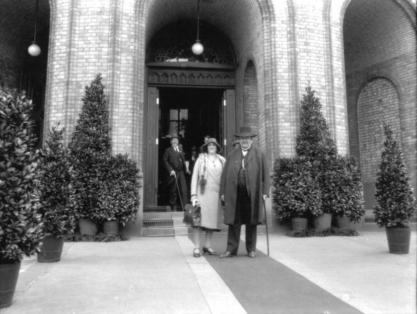 Helga Karlsen (Ap) fotografert på Løvebakken sammen med stortingsrepresentant Gjermund Grivi (V).