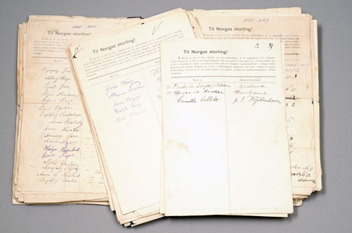 Bunke med underskrifter fra aksjonen i 1890.