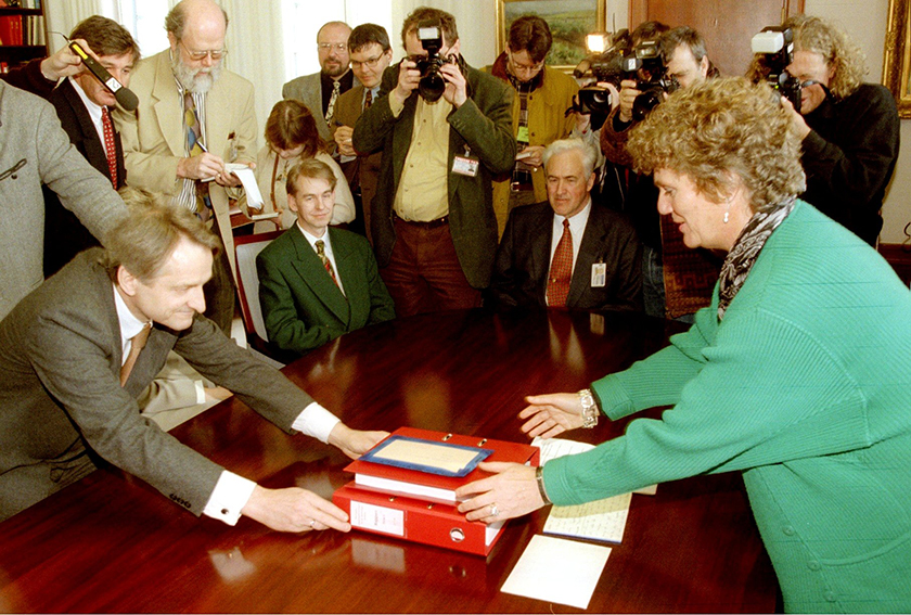 Stortingspresident Kirsti Kolle Grøndahl mottek rapporten frå kommisjonens leiar Ketil Lund 28. mars 1996