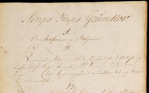 Foto av den første paragrafen i Grunnloven, slik den reviderte utgaven av 4. november 1814 lød. Stortingsarkivet, foto: Vidar M. Husby.