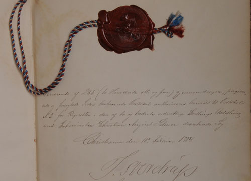 Bildet viser bind II av protokollene fra riksrettssaken mot regjeringen Selmer, med Sverdrups signatur og Stortingets segl.