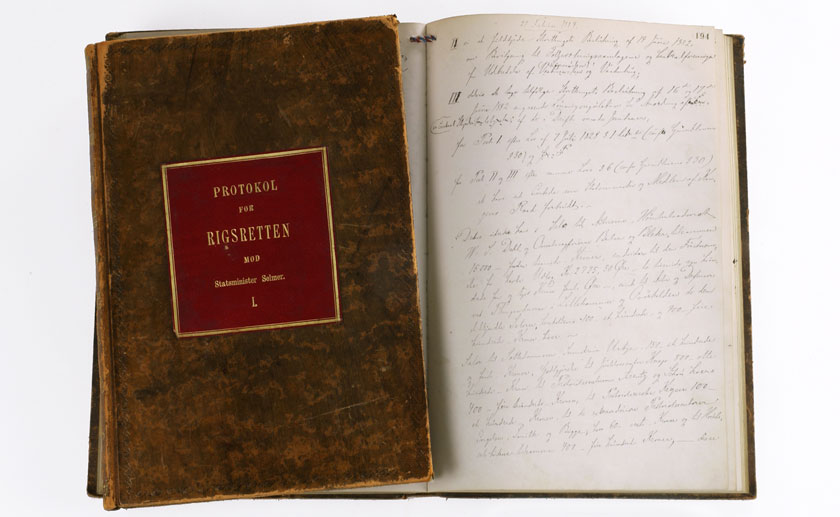 Foto av protokoller fra riksrettssaken mot statsminister Selmer i 1883-84. Stortingsarkivet.