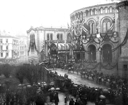 Haakon 7. som ankommer Stortinget til edsavleggelse den 27. november 1905