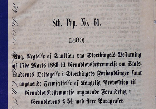 Foto av stortingsproposisjon nr. 61 (1880) fra regjeringen, angående nektelse av sanksjon på Stortingets beslutning av 17. mars 1880 om statsrådenes deltakelse i Stortingets forhandlinger. 