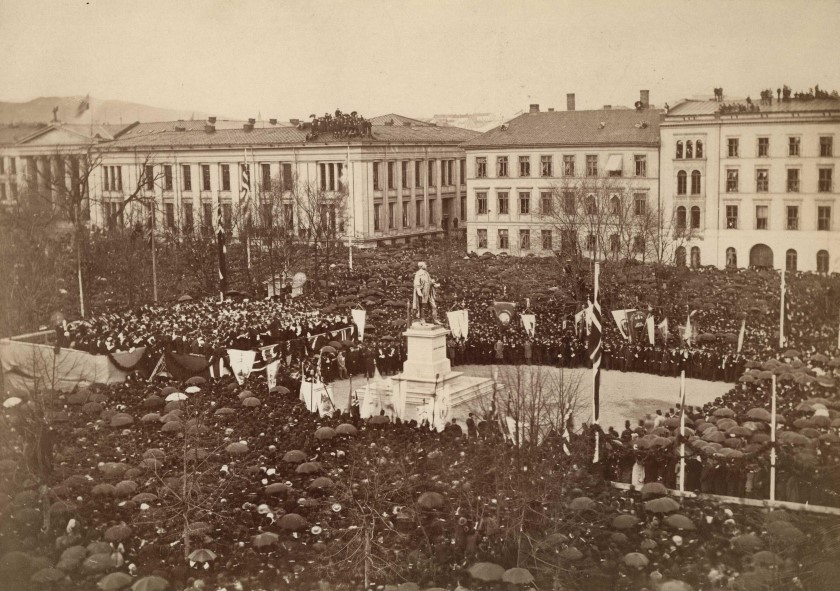 Foto fra avdukingen av statuen av Henrik Wergeland.