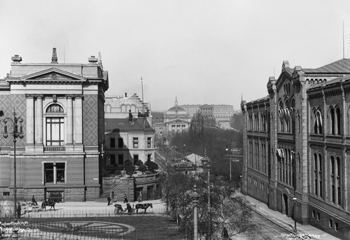 Wessels plass i 1901, med stortingsbygningen til høyre og Slottet og Nationaltheatret i bakgrunnen.