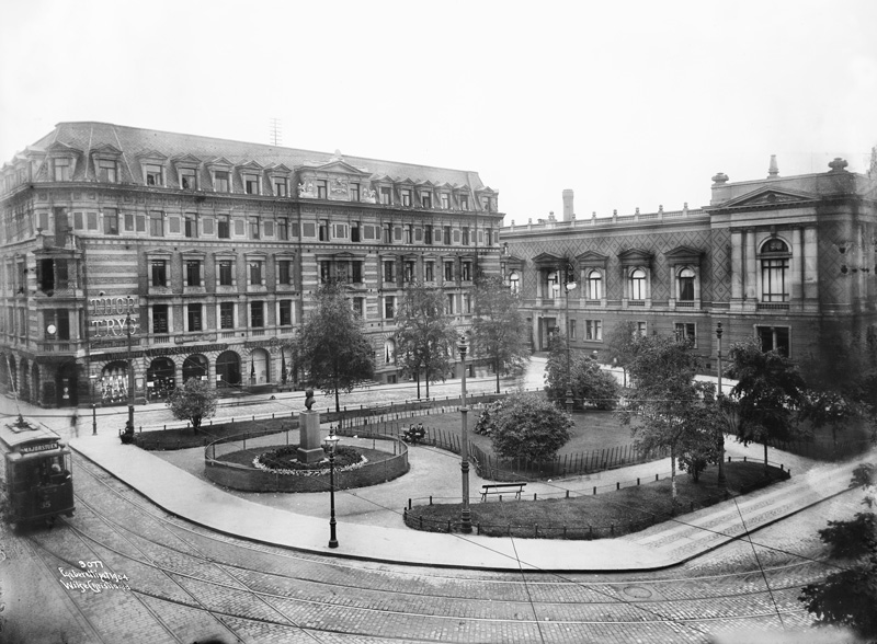The photograph above was taken in 1904. It shows Wessels plass and Prinsens gate 26, both of which are currently under reconstruction. The square was named after the poet Johan Herman Wessel (1742–1785). A bust of the poet took pride of place in the centre of the square until it was moved nearer the Storting building.