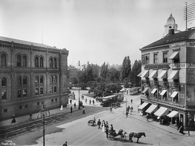 The photograph above, taken by Wilse in 1912, shows the Storting overlooking Karl Johans gate. In the background Eidsvolls plass and one of the carved lions of Løvebakken in front of the Storting are visible.