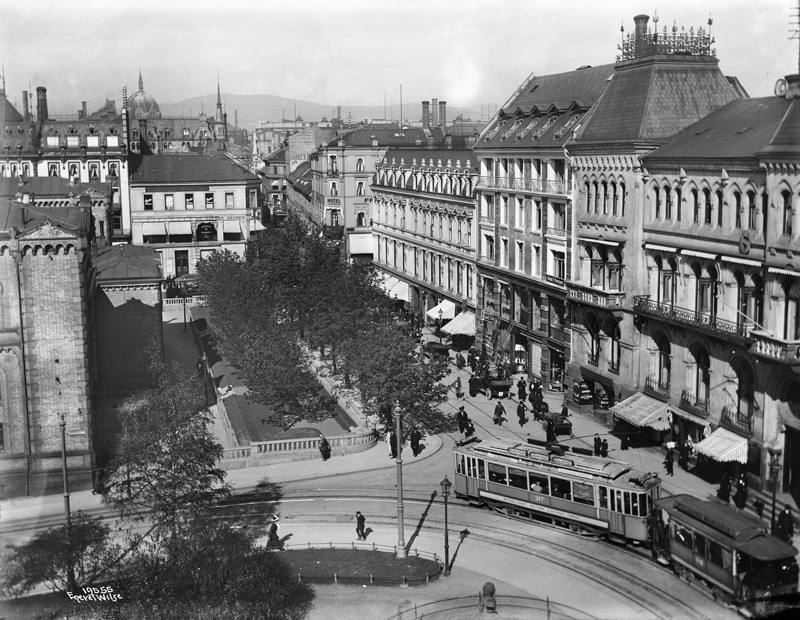 The image above shows Wessels plass as seen from Prinsens gate in around 1914. The original back of the Storting building, with the old park, is clearly visible.