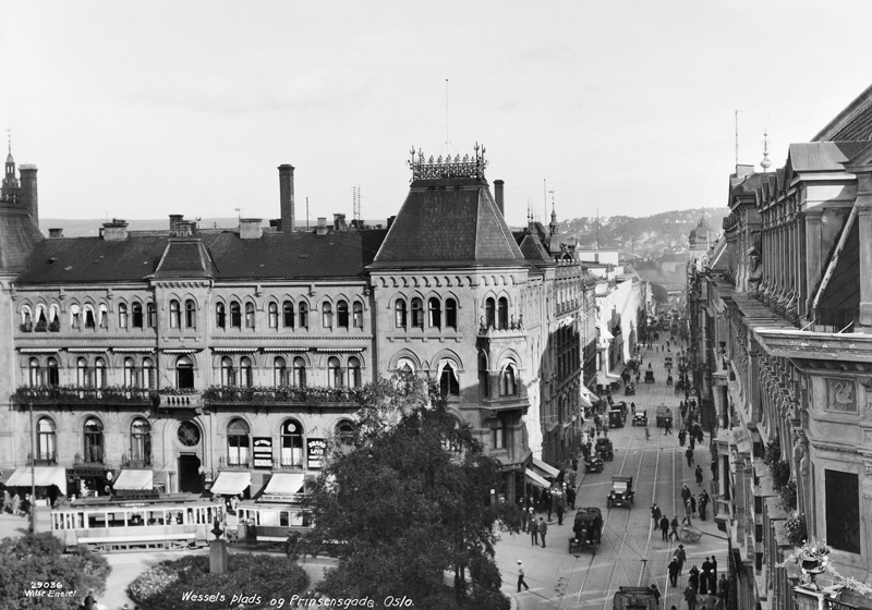 Cars had become a common feature of urban life by the time the photo above was taken in 1926. It shows Wessels plass and Prinsens gate. Behind the tram in Akersgata is the building that today houses the Storting’s standing committees.