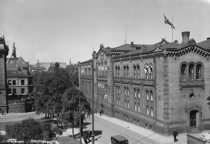 Initially, the tramlines and road went round Wessels plass, and Stortingsgata continued along the side of the Storting all the way to Akersgata. This photo dates from 1937.