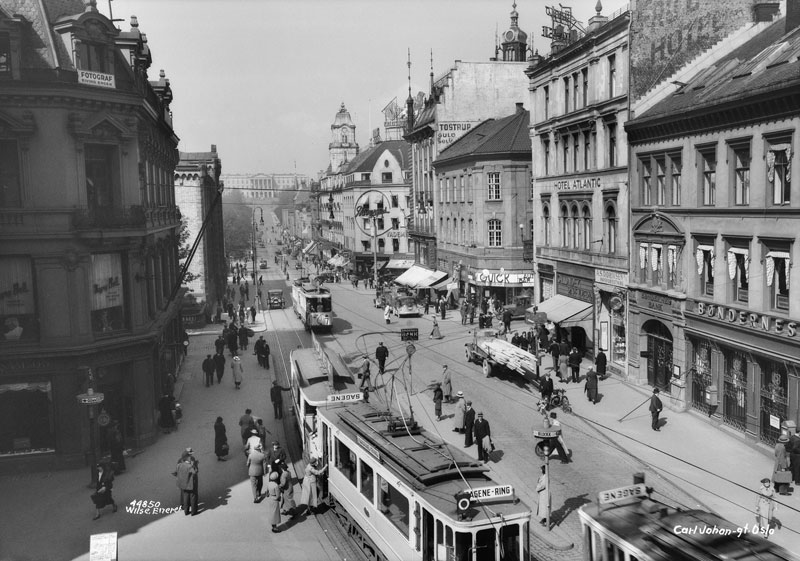 For many years Egertorget was a junction for the city’s trams. The photograph above dates from 1937. The Storting’s façade facing Karl Johans gate is visible on the left.