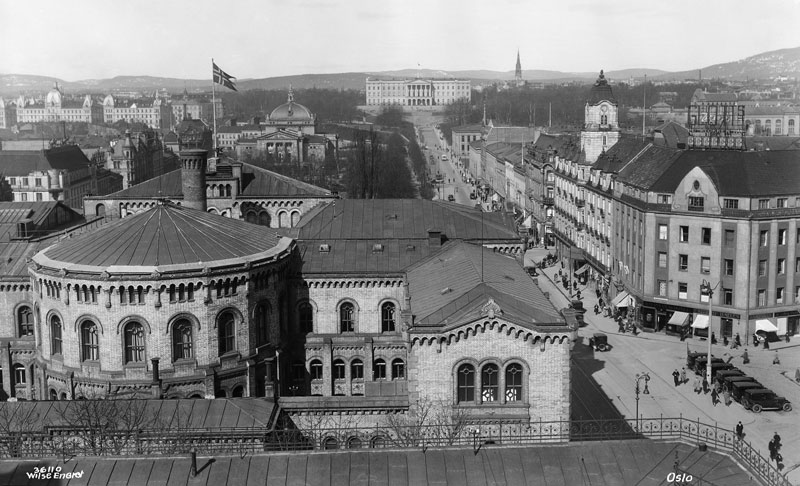 Stortingsbygningen og Karl Johans gate. Oslo Museum.