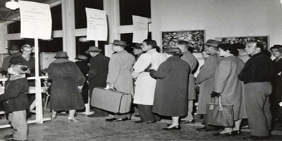 Stemmekø i valglokale på Lambertseter skole 1957. Foto: Nasjonalbiblioteket