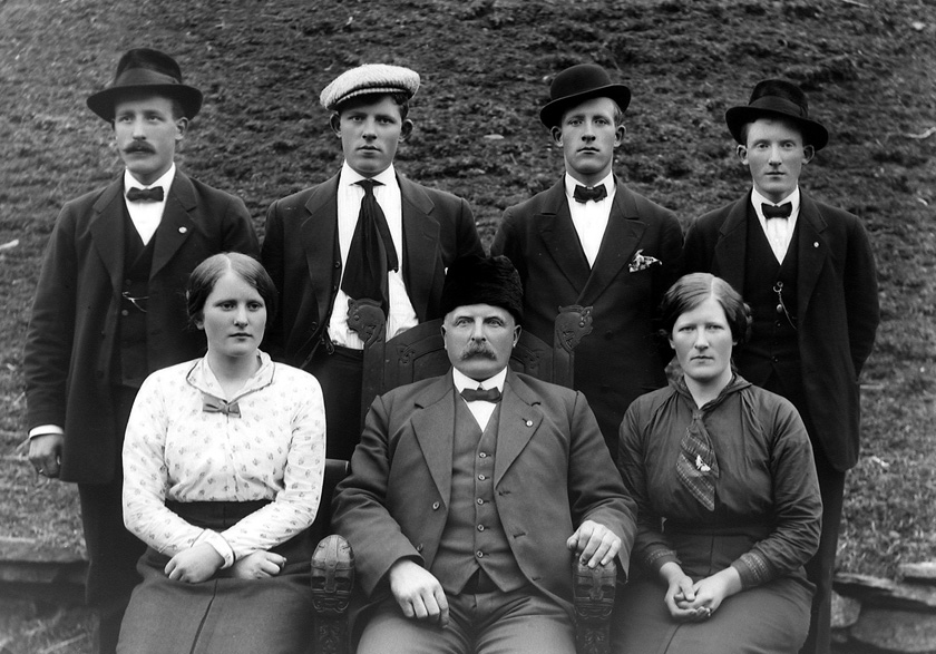 Per Gurskevik fotografert sammen med sine barn, antakelig under 1. verdenskrig. Foto: Olav Storgjerde / Storgjerdesamlinga